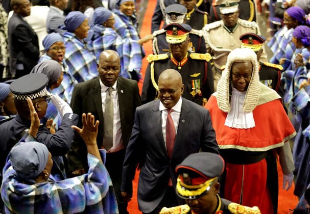Bilder des Jahres 2019, News 11 November News Bilder des Tages (191101) -- GABORONE, Nov. 1, 2019 (Xinhua) -- Botswana President Mokgweetsi Masisi goes to inspect the guard of honour during the inauguration ceremony in Gaborone, Botswana, Nov. 1, 2019. Botswana inaugurated Masisi for the second time in exactly 18 months after an election following his initial inauguration as the country s fifth president on April 1 last year in a ceremony that highlighted a smooth transition of power. (Photo by Tshekiso Tebalo Xinhua) BOTSWANA-PRESIDENT-INAUGURATION 