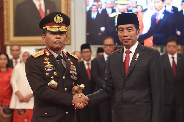 Bilder des Jahres 2019, News 11 November News Bilder des Tages (191101) -- JAKARTA, Nov. 1, 2019 -- Indonesian President Joko Widodo (R) shakes hands with the new National Police Chief Idham Azis at the State Palace in Jakarta, Indonesia, Nov. 1, 2019. Indonesia appointed a former senior officer at the National Police s counterterrorism unit Densus 88, Idham Azis, as the new National Police chief on Friday, strengthening the nation s efforts to tackle radicalism and terrorism. ) INDONESIA-JAKARTA-NEW POLICE CHIEF-INAUGURATION Zulkarnain 