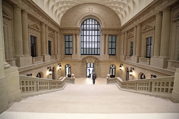 Bilder des Jahres 2019, News 11 November News Bilder des Tages Die jahrelangen Bauarbeiten in der Berliner Staatsbibliothek Unter den Linden sind weitgehend abgeschlossen. (Foto vom 01.11.2019: Die Treppenhalle) In den kommenden Monaten sind Umzuege, Rueckbauten und die Wiedereinrichtung unter anderem von Magazinen und Lesesaelen vorgesehen. Auch der provisorische Eingang an der Rueckseite des Gebaeudes soll zurueckgebaut werden. Das sanierte Bauwerk soll dann im Fruehjahr 2020 neu eroeffnet werden. (Siehe epd-Meldung vom 01.11.2019) *** Local Caption *** 00367946 Sanierte Staatsbibliothek Unter den Linden eroeffnet im Fruehjahr 2020 *** The years of construction work in the Berlin State Library Unter den Linden are largely completed Photo of 01 11 2019 The staircase hall In the coming months, removals, demolitions and the refurbishment of magazines and reading rooms, among other things, are planned Copyright: epd-bild JuergenxBlume EDITORIAL USE ONLY