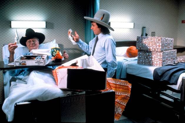 OSCARS. Bester Nebendarsteller. Preisträger 1981-1990 John Gielgud & Dudley Moore Characters: Hobson, Arthur Bach Film: Arthur (USA 1981) Director: Steve Gordon 17 July 1981 Arthur (Dudley Moore, right) brings his valet, Hobson (Sir John Gielgud, left) a few gifts to make him feel better.  Copyright: MaryxEvansxAFxArchivexWarnerxBros. 12460137 editorial use only