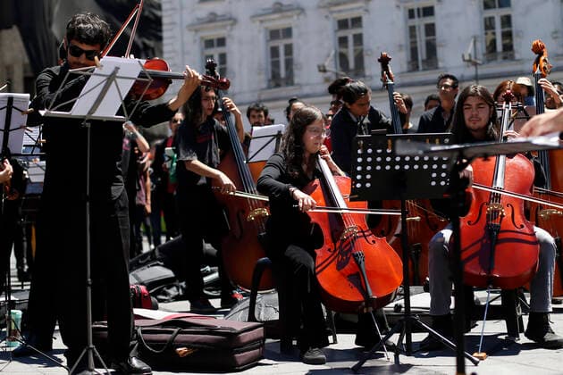 Valparaiso, 01 November 2019 Symphonic concert in homage to Victor Jara in Plaza Sotomayor de Valparaiso Raul Zamora Aton Chile, Valparaiso Chile Aton 366828  Copyright: RAULxZAMORA ATONxCHILE