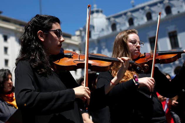Valparaiso, 01 November 2019 Symphonic concert in homage to Victor Jara in Plaza Sotomayor of Valparaiso Raul Zamora Aton Chile, Valparaiso Chile Aton 366829  Copyright: RAULxZAMORA ATONxCHILE