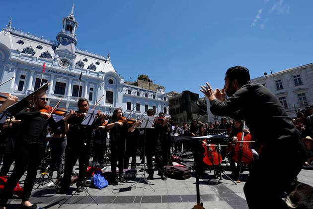Valparaiso, 01 November 2019 Symphonic concert in homage to Victor Jara in Plaza Sotomayor de Valparaiso Raul Zamora Aton Chile, Valparaiso Chile Aton 366834  Copyright: RAULxZAMORA ATONxCHILE