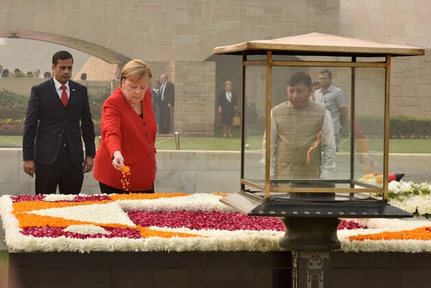 Bilder des Jahres 2019, News 11 November News Bilder des Tages NEW DELHI, INDIA - NOVEMBER 1: German Chancellor Angela Merkel pays floral tribute at the Mahatma Gandhi Memorial, Rajghat, on November 1, 2019 in New Delhi, India. (Photo by Sanjeev Verma Hindustan Times) German Chancellor Angela Merkel Pays Homage To Mahatma Gandhi At Gandhi Memorial