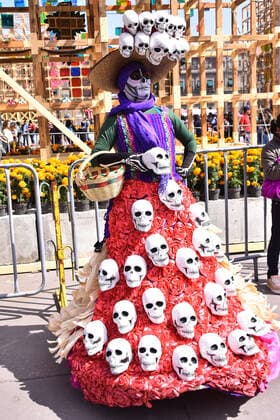 Mega Offering of Dia de Muertos in Mexico MEXICO CITY, MEXICO - NOVEMBER 1: Woman with the skull-painted face poses for photos during the mega offering as part of the Dia de Muertos celebration occasion to remember the dead at Zocalo. on November 1, 2019 in Mexico City, Mexico. This year s anniversary is very close to the 500th anniversary of a bloody event: October 18, 1519  Copyright: xCarlosxTischlerx EYE_3431