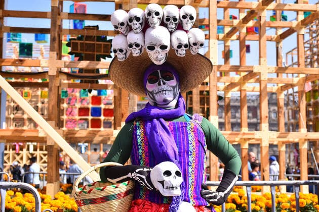 Mega Offering of Dia de Muertos in Mexico MEXICO CITY, MEXICO - NOVEMBER 1: Woman with the skull-painted face poses for photos during the mega offering as part of the Dia de Muertos celebration occasion to remember the dead at Zocalo. on November 1, 2019 in Mexico City, Mexico. This year s anniversary is very close to the 500th anniversary of a bloody event: October 18, 1519  Copyright: xCarlosxTischlerx EYE_3440