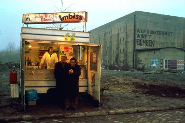 Peter Falk Characters: Der Filmstar Film: Wings Of Desire (DE FR 1987) Director: Wim Wenders 17 May 1987 Der Himmel ?©ber Berlin (FR BRD 1987, Regie: Wim Wenders) Szene mit Bruno Ganz (mi.), Peter Falk (re.) Imbiss, Fast Food, W?©rstchenbude, Steh-Imbiss, Berlin, Abendstimmung, Bunker, Imbissbude, Schulthe Bier WICHTIG: Nutzung nur bei Filmtitelnennung und in Zusammenhang mit Berichterstattung ?©ber diesen Film. Beachten Sie auch: Cinetext hat dieses Bild zwar in seiner filmhistorischen Sammlung, ist aber nicht dessen Copyright-Inhaber. PLEASE NOTE: Cinetext only provides access to these image and is not the copyright owner of them. Additional permissions may need to be secured by the end user  Copyright: MaryxEvansxAFxArchivexRoadxMoviesxFilmproduktion 12468276 editorial use only