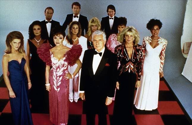 Catherine Oxenberg, Joan Collins, John Forsythe, Linda Evans, Diahann Carroll, Stephanie Beacham, Pamela Bellwood, Heather Locklear, Christopher Cazenove & Gordon Thomson Characters: Amanda Bedford Carrington, Alexis Carrington Colby, Blake Carrington, Krystle Carrington, Dominique Deveraux, Sable Colby, Claudia Blaisdel, Sammy Jo Dean Carrington, Ben Carrington, Adam Carrington Television: Dynasty (TV-Serie) Usa 1981-1989, 12 January 1981 Der Denver Clan (Dynasty, TV-Serie, 1981-1989) vorn v.li.: Catherine Oxenberg, Joan Collins, John Forsythe, Linda Evans, Diahann Carroll, 2.Reihe v.li.: Stephanie Beacham, Pamela Bellwood, Heather Locklear, Troy Beyer hi.: Christopher Cazenove (li.), Gordon Thomson (re.) Gruppenfoto, Gruppenaufnahme, Gruppe, group shot, Mode achziger, 80er Jahre, Kleid, Kleider, Frau, Frauen, fashion, 80s, 6. Staf  Copyright: MaryxEvansxAFxArchivexAaronxSpellingxProd. 12468660 editorial use only
