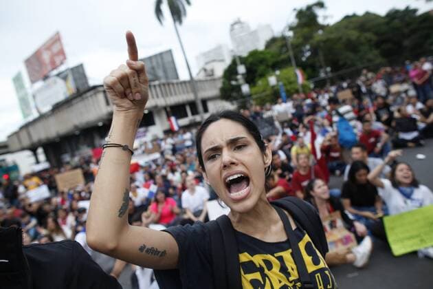 Bilder des Jahres 2019, News 11 November News Bilder des Tages People demonstrate against the constitutional reform that is being discussed at the Parliament, in front of the National Assembly in Panama City, Panama, 01 November 2019. People continue to protest against constitutional reform !ACHTUNG: NUR REDAKTIONELLE NUTZUNG!  Copyright: xBienvenidoxVelascox AME9185 20191102-637082517180287342