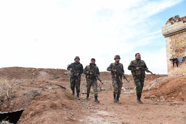 Bilder des Jahres 2019, News 11 November News Bilder des Tages (191102) -- ALEPPO (SYRIA), Nov. 2, 2019 (Xinhua) -- Syrian soldiers are seen in the city of Manbij in the northeastern countryside of Aleppo province, Syria, on Nov. 2, 2019. The Syrian army brought in new reinforcement to Manbij to protect the city against the Turkey-backed rebels in nearby areas. (Str Xinhua) SYRIA-ALEPPO-MANBIJ-ARMY-REINFORCEMENT 