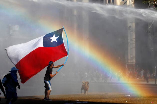 Bilder des Jahres 2019, News 11 November News Bilder des Tages Santiago, 2 de noviembre de 2019 Incidentes en plaza Italia durante protestas contra el gobierno de Sebastian Pinera. Marcelo Hernandez Aton Chile, Santiago Chile Aton_367095 *** Santiago, November 2, 2019 Incidents in Plaza Italia during protests against the government of Sebastian Pinera Marcelo Hernandez Aton Chile, Santiago Chile Aton 367095  Copyright: MARCELOxHERNANDEZ ATONxCHILE