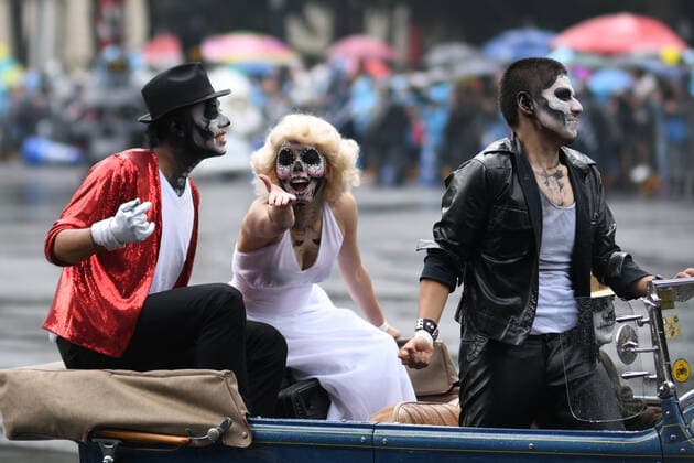 (191102) -- MEXICO CITY, Nov. 2, 2019 -- People participate in the Day of the Dead Parade in downtown Mexico City, capital of Mexico, on Nov. 2, 2019. Thousands of Mexicans gathered on Saturday in downtown Mexico City to take part in the parade as part of the celebrations of the annual Day of the Dead. ) MEXICO-MEXICO CITY-DAY OF THE DEAD-PARADE XinxYuewei 