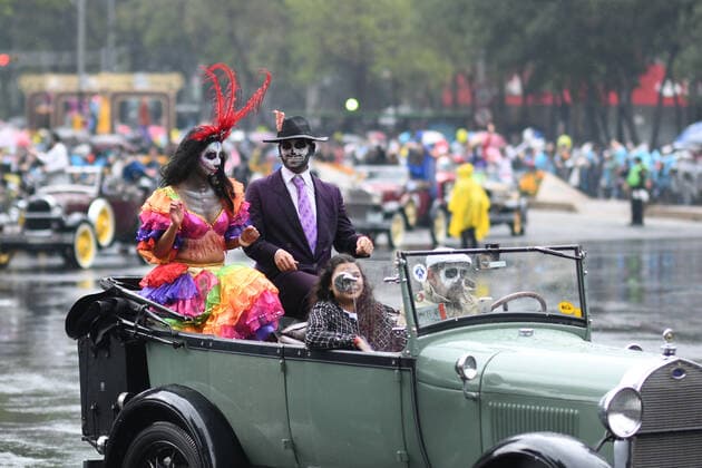 (191102) -- MEXICO CITY, Nov. 2, 2019 -- People participate in the Day of the Dead Parade in downtown Mexico City, capital of Mexico, on Nov. 2, 2019. Thousands of Mexicans gathered on Saturday in downtown Mexico City to take part in the parade as part of the celebrations of the annual Day of the Dead. ) MEXICO-MEXICO CITY-DAY OF THE DEAD-PARADE XinxYuewei 