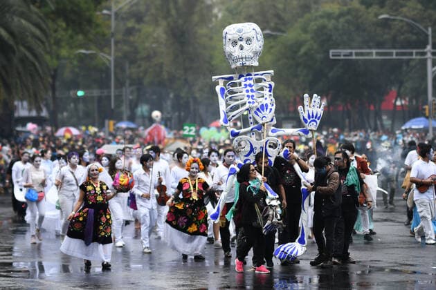 (191102) -- MEXICO CITY, Nov. 2, 2019 -- People participate in the Day of the Dead Parade in downtown Mexico City, capital of Mexico, on Nov. 2, 2019. Thousands of Mexicans gathered on Saturday in downtown Mexico City to take part in the parade as part of the celebrations of the annual Day of the Dead. ) MEXICO-MEXICO CITY-DAY OF THE DEAD-PARADE XinxYuewei 