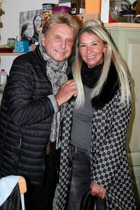 Hans-Jürgen Beyer mit Partnerin Manuela Hebestreit beim Fischerfest Schaufischen der Teichwirtschaft Kittner . Petershain, 31.10.2019 *** Hans Jürgen Beyer with partner Manuela Hebestreit at the Fischerfest Schaufischen der Teichwirtschaft Kittner Petershain, 31 10 2019 Foto:xM.xWehnertx xFuturexImage