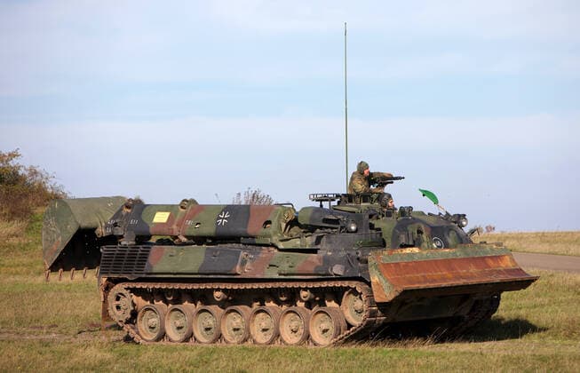 Ein Pionierpanzer 2A1 Dachs der Bundeswehr auf dem Truppenübungsplatz Baumholder. Die Deutsch-Französiche Brigade (DF-Brigade) führt im Oktober 2019 die Übung Feldberg auf dem Truppenübungsplatz Baumholder durch. Teil der Übung ist am 14. Oktober 2019 die Operation Thunderstruck im scharfen Schuss. Baumholder Rheinland-Pfalz Deutschland *** The German French Brigade DF Brigade leads the exercise Feldberg in October 2019 at the military training area Baumholder through part of the exercise is on 14 October 2019 Operation Thunderstruck in the sharp shot Baumholder Rheinland Pfalz Germany