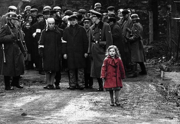 73. Berlinale, Steven Spielberg erhält den Goldenen Ehrenbären für sein Lebenswerk Oliwia Dabrowska Characters: Red Genia Film: Schindler S List (USA 1993) Director: Steven Spielberg 30 November 1993 Schindlers Liste (Schindler s List, USA 1993, Regie: Steven Spielberg) ------- WICHTIG: Nutzung nur redaktionell mit Filmtitelnennung bzw. Berichterstattung ??ber diesen Film. Buch- und Kalendernutzungen nur nach Absprache. --- IMPORTANT: To be used solely for editorial coverage of this specific motion picture tv programme  Copyright: MaryxEvansxAFxArchivexUniversal 12551409 editorial use only