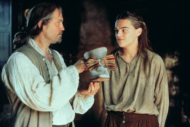 John Malkovich & Leonardo Dicaprio Characters: Athos & King Louis XIV Film: The Man In The Iron Mask (USA FR 1998) Director: Randall Wallace 13 March 1998  Copyright: MaryxEvansxAFxArchivexUnitedxArtists 12558591 editorial use only