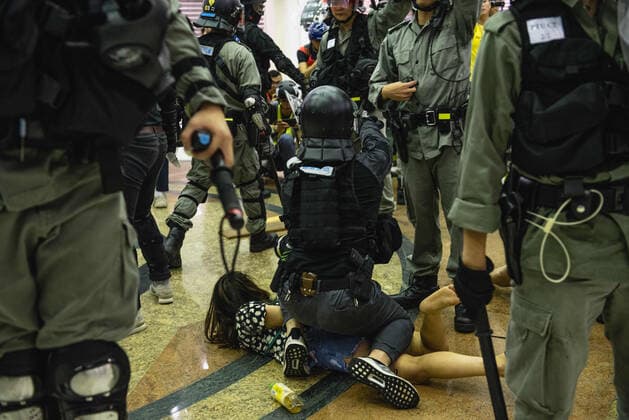 Bilder des Jahres 2019, News 11 November News Bilder des Tages November 3, 2019, Hong Kong, China: A police officers pins a protester to the ground inside a shopping mall during clashes..Pro-democracy protesters assembled at various districts throughout Hong Kong in support of the anti-extradition movement. Large crowds attempted to gather at several malls where they faced off with heavy police forces. Protesters continue to reiterate their 5 demands despite the government s unwillingness to negotiate further. Hong Kong China - ZUMAs197 20191103_zaa_s197_035 Copyright: xAidanxMarzox