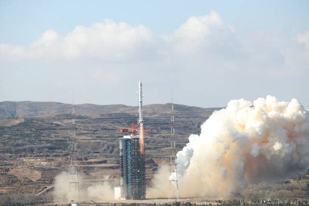 Bilder des Jahres 2019, News 11 November News Bilder des Tages (191104) -- BEIJING, Nov. 4, 2019 -- A new Earth observation satellite, Gaofen-7, is launched on a Long March-4B rocket from the Taiyuan Satellite Launch Center in north China s Shanxi Province, Nov. 3, 2019. The Gaofen-7, China s first civil-use optical transmission three-dimensional surveying and mapping satellite that reaches the sub-meter level, will play an important role in land surveying and mapping, urban and rural construction and statistical investigation, according to the China National Space Administration (CNSA). (Photo by Lu Xing Xinhua) XINHUA PHOTOS OF THE DAY JinxLiwang 