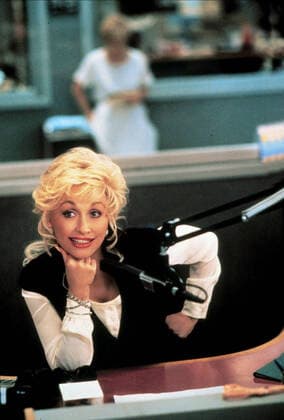 Dolly Parton Characters: Shirlee Kenyon Film: Straight Talk (USA 1992) Director: Barnet Kellman 03 April 1992 SAGS OFFEN,SHIRLEE (Straight Talk;USA 91) Dolly Parton  Copyright: MaryxEvansxAFxArchivexBuenaxVistaxPictures 12571260 editorial use only
