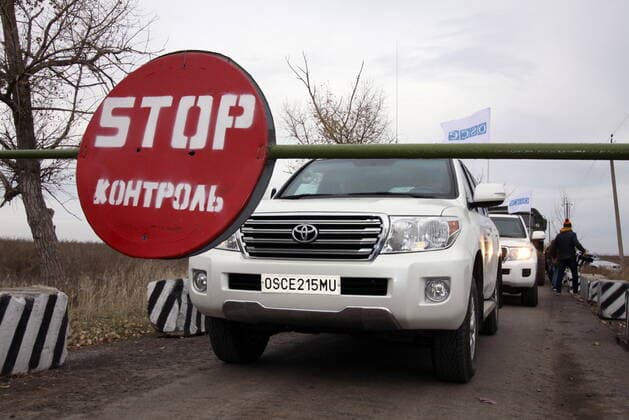 Bilder des Jahres 2019, News 11 November News Themen der Woche KW45 News Bilder des Tages DONETSK REGION, UKRAINE - NOVEMBER 4, 2019: A vehicle of OSCE observers at a checkpoint in an area of hostilities near Petrovskoye, east Ukraine, where an effort is underway to disengage the Ukrainian governmentâ€™s forces and the forces of the Donetsk People s Republic; the self proclaimed Donetsk People s Republic has been in an armed conflict with the government of Ukraine since 2014. Valentin Sprinchak TASS  TS0C1AED