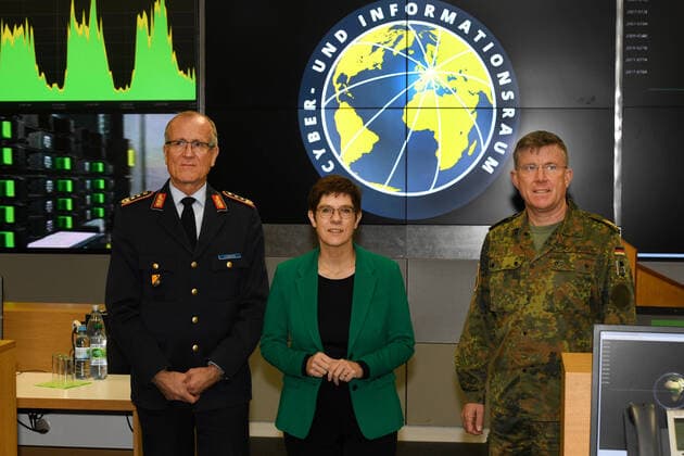 Germany, Rheinbach, 04 11 2019 Minister of Defence visits Bundeswehr Cyber Force Photo v l n r Lieutenant General Ludwig Leinhos, Inspector Cyber and Information Space, Minister of Defence Annegret Kramp Karrenbauer and Brigadier General Ralf Hoffmann, Commander Operations Center IT System of the Bundeswehr, in the Network Operations Center Base Inland NOC B1 Minister of Defence visits Bundeswehr Cyber For