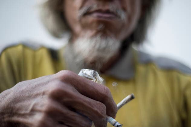 IMAGO Creative: Gesellschaft, Armut Homeless man holding a cigarette and a joint Thailand, Bangkok, Bangkok ,editorial use only CR_XWAO190924L-205615-01