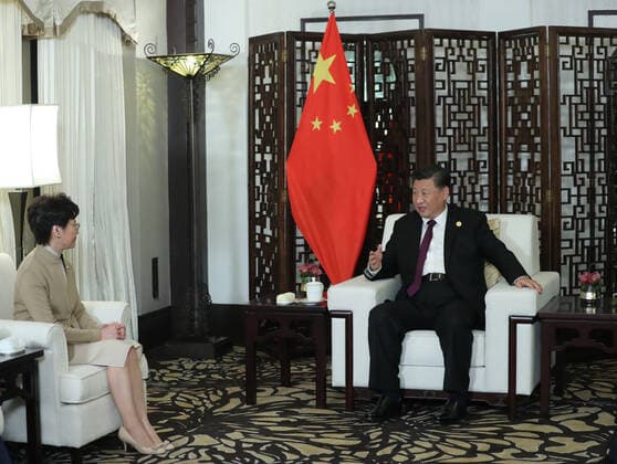 Bilder des Jahres 2019, News 11 November News Themen der Woche KW45 News Bilder des Tages (191104) -- SHANGHAI, Nov. 4, 2019 -- Chinese President Xi Jinping meets with Chief Executive of Hong Kong Special Administrative Region (HKSAR) Carrie Lam, who is here for the second China International Import Expo (CIIE), in Shanghai, east China, Nov. 4, 2019. ) (CIIE)CHINA-SHANGHAI-XI JINPING-CARRIE LAM-MEETING (CN) JuxPeng 