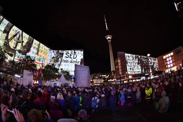 Bilder des Jahres 2019, News 11 November News Themen der Woche KW45 News Bilder des Tages In Berlin haben am Montagabend (04.11.2019) die Feierlichkeiten zum 30. Jubilaeum der friedlichen Revolution in der DDR und des Mauerfalls begonnen. Eroeffnet wurde die Festivalwoche auf dem Alexanderplatz vom Regierenden Buergermeister Michael Mueller (SPD). Dort waren erstmals grossflaechige 3D-Videoprojektionen mit historischen Filmaufnahmen zu den Ereignissen von 1989 1990 zu sehen. Hoehepunkt der Feierlichkeiten ist am Abend des 9. November am Brandenburger Tor eine mehrstuendige Buehnenshow samt schwebender Kunstinstallation. (Siehe epd-Meldung vom 04.11.2019) Berlin eroeffnet Festivalwoche zu 30 Jahre Mauerfall *** On Monday evening 04 11 2019, the festivities for the 30th anniversary of the peaceful revolution in the GDR and the fall of the Berlin Wall began in Berlin The festival week on Alexanderplatz was opened by the governing Copyright: epd-bild ChristianxDitsch EDITORIAL USE ONLY