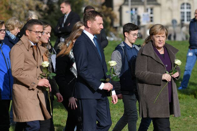 Bilder des Jahres 2019, News 11 November News Themen der Woche KW45 News Bilder des Tages Zwickau Besuch Kanzlerin Angela Merkel am Gedenkort für NSU-Opfer, 04.11.2019 Kanzlerin Angela Merkel (re.), Carsten Koerber (MdB, CDU, li.) und Michael Kretschmer (Ministerpraesident Sachsen, Mitte), Besuch Kanzlerin Angela Merkel am Gedenkort für NSU-Opfer, 04.11.2019 *** Zwickau Visit Chancellor Angela Merkel to memorial site for NSU victims, 04 11 2019 Chancellor Angela Merkel re , Carsten Koerber MdB, CDU, li and Michael Kretschmer State Premier Saxony, Mitte , Visit Chancellor Angela Merkel to memorial site for NSU victims, 04 11 2019 Copyright: xBertxHarzer xEibner-Pressefotox EP_bhr
