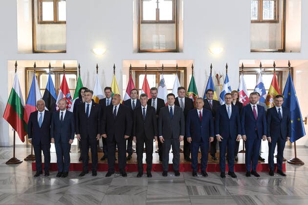 News Bilder des Tages Prime Ministers L-R in the first row Antonio Costa (Portugal), Joseph Muscat (Malta), Andrej Plenkovic (Croatia), Boyko Borisov (Bulgaria), Andrej Babis (Czech), Juri Ratas (Finland), Mateusz Morawiecki (Poland), Peter Pellegrini (Slovakia) and Marjan Sarec (Slovenia) pose for a family photo during Friends of Cohesion summit, attended by representatives of 16 EU member states, on November 5, 2019, in Prague, Czech Republic. (CTKxPhoto KaterinaxSulova) CTKPhotoP201911050400501 