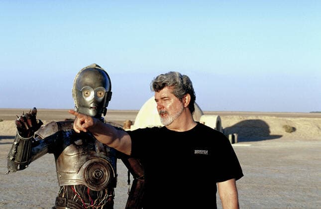Anthony Daniels As C-3po & George Lucas Film: Star Wars: Episode Ii - Attack Of The Clones (USA 2002) Director: George Lucas 16 May 2002  Copyright: MaryxEvansxAFxArchivexLucasfilm 12624707 editorial use only