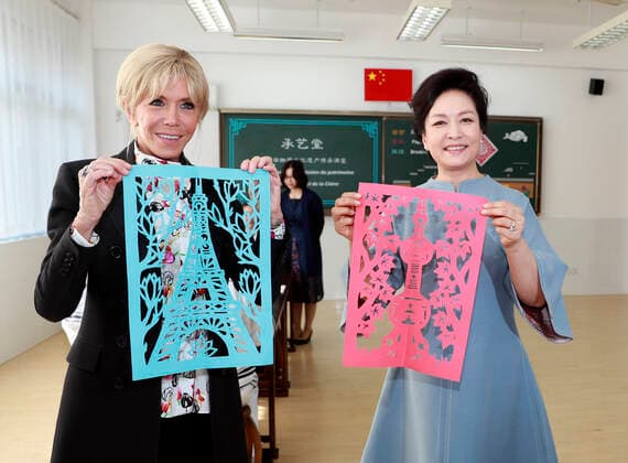 Bilder des Jahres 2019, Entertainment 11 November Entertainment Themen der Woche KW45 News Bilder des Tages (191105) -- SHANGHAI, Nov. 5, 2019 -- Peng Liyuan, wife of Chinese President Xi Jinping, and Brigitte Macron, wife of French President Emmanuel Macron, show paper-cutting works during a class of traditional handicrafts at the Shanghai Foreign Language School affiliated to Shanghai International Studies University in Shanghai, east China, Nov. 5, 2019. Peng Liyuan invited Brigitte Macron to visit the middle school on Tuesday. ) (CIIE)CHINA-SHANGHAI-PENG LIYUAN-FRENCH FIRST LADY-MIDDLE SCHOOL-VISIT (CN) DingxLin 