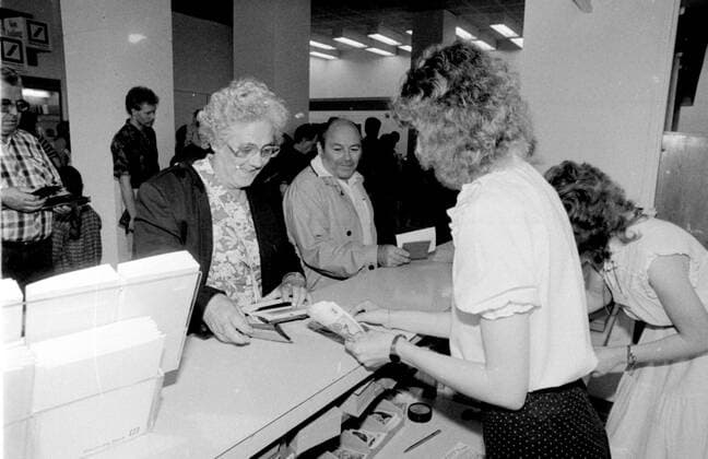 Geschichte 1990 Juli die Währungsumstellung DDR-Mark gegen D-Mark. Überall errichten die Westdeutschen Banken ihre Zweigstellen die Commerzbank, Deutsche Bank, Volksbank sowie die Dresdner Bank hier am Leipziger Turm. Am 1. Juli 1990 wurde in der DDR die D-Mark eingeführt. Um die Geldumstellung schnell bewältigen zu können, richteten die Bankhäuser der Bundesrepublik provisorische Filialen ein. Halle Saale Sachsen-Anhalt Deutschland *** History 1990 July the currency changeover GDR Mark vs. D Mark West German banks set up their branches Commerzbank, Deutsche Bank, Volksbank and Dresdner Bank everywhere here at the Leipzig Tower On 1 July 1990 the D Mark was introduced in the GDR In order to be able to cope quickly with the money changeover, the banks of the Federal Republic of Germany set up provisional branches in Halle Saale Sachsen An