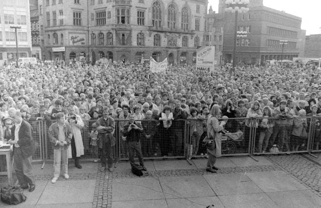 Geschichte 1990 September auf dem Halleschen Marktplatz. Oskar Lafontaine von 1985 bis zum 9. November 1998 war er Ministerpräsident des Saarlandes. Er war Kanzlerkandidat der SPD für die Bundestagswahl am 2. Dezember 1990 (kurz nach der Wiedervereinigung) und von 1995 bis 1999 SPD-Vorsitzender. Hier mit Reinhard Höppner im März 1990 wurde Höppner Mitglied der ersten frei gewählten Volkskammer der DDR. Halle Saale Sachsen-Anhalt Deutschland *** History 1990 September 1990 on Halles Oskar Lafontaine market square From 1985 to 9 November 1998 he was Minister President of Saarland He was SPD candidate for chancellor in the Bundestag elections on 2 December 1990 shortly after reunification and SPD chairman from 1995 to 1999 Here with Reinhard Höppner in March 1990 Höppner became a member of the first freely elected Peoples Chamber of the GDR