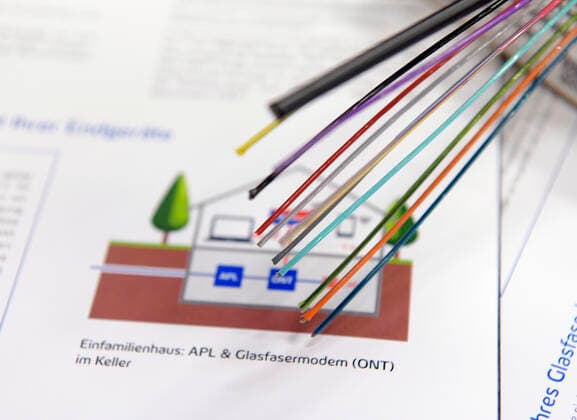 13 08 2019, LEW Glasfaser FTTH Ausbau Infoabend, in Jengen near Buchloe A cable package with the fibre-optic cable harnesses, which will be laid in the houses and apartments, is on the table for information 13 08 2019, LEW Glasfaser FTTH Ausbau Infoabend 13 08 2019, LEW Glasfaser FTTH Ausbau Infoabend