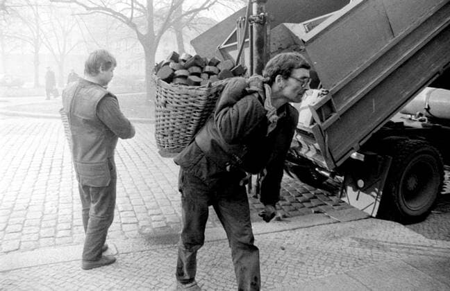 Geschichte 1991 Bekannt im DDR-Leben Die Kohlemänner . Kohlenmänner, die zwar immer seltener wurden, die die Briketts nicht nur vor die Haustüren kippten, sondern sie in Körben über oft enge Gänge in die Keller brachten. Die Leute machten über Jahre einen Knochenjob sie hatten zwar keinen besonders guten Ruf, oft etwas derb in ihrer Art, aber sie wurden vor allem schon in der Tür erwartet wenn es kalt wurde. Man bestellte im Kohlehandel für Winterjalbjahr 20, 25 Zentner und mehr je nach Wohnungsgröße und Öfen. Halle Saale Sachsen-Anhalt Deutschland *** History 1991 Known in GDR life The coal men The coal men The coal men, who became more and more rare, who not only tilted the briquettes in front of the front doors, but brought them in baskets over often narrow corridors into the cellars The people did a bone job over years They did no