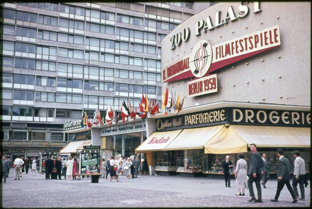 Berlin GER, Berlin, Aufnahme ca. 1959, Strassenzene, am Zoo Palast, IX Internationale Filmfestspiele *** Berlin GER, Berlin, shot ca 1959, street scene, at the Zoo Palast, IX International Film Festival