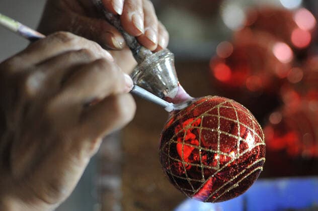 Manufacturing of Christmas Baubles to Christmas Season TLALPUJAHUA MEXICO - NOVEMBER 5: Workers during the manufacture of the christmas baubles in a factory of Tlalpujahua. The magic town of Tlalpujahua is renowned for Christmas baubles created by its artisans.This Town has a long history of creating these festive decorations. In the months leading up to Christmas artisans manufacturing more that 1,000 glass baubles and other decorations a day. The process to make baubles: the glass is heated to 200 degrees Celsius before being blown into a spherical shape. Once they have cooled they are then decorated before being packaged up to be sold all over the world. on November 5, 2019 in Tlalpujahua, Mexico  Copyright: xCarlosxTischlerx EYE_6587