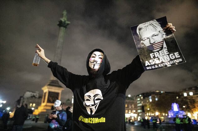 Bilder des Jahres 2019, News 11 November News Themen der Woche KW45 News Bilder des Tages November 5, 2019, London, London, UK: London, UK. A man holds Free Assange poster in front of Nelson s Column in Trafalgar Square . Supporters of Anonymous , many wearing Guy Fawkes masks , attend the Million Mask March bonfire night demonstration , in Trafalgar Square in central London London UK  - ZUMAl94_ 20191105_zaf_l94_089 Copyright: xJoelxGoodmanx