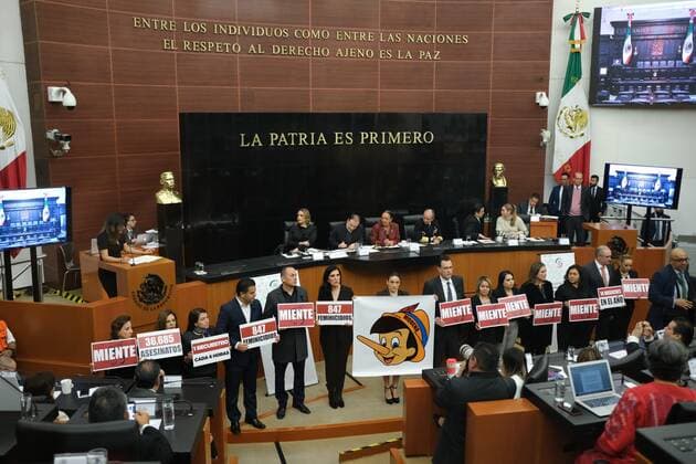 Mexican senators show signs alluding to the number of massacres that have occurred this the year in the country, during the appearance before the plenary session of the Secretary of Public Security Alfonso Durazo, in Mexico City, Mexico, 5 November 2019. Secretary of Public Security appears before plenary session !ACHTUNG: NUR REDAKTIONELLE NUTZUNG!  Copyright: xMadlaxHartzx MEX7886 20191105-637085880478377716