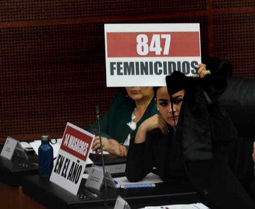 Mexican senators show signs alluding to the number of massacres that have occurred this the year in the country, during the appearance before the plenary session of the Secretary of Public Security Alfonso Durazo, in Mexico City, Mexico, 5 November 2019. Secretary of Public Security appears before plenary session !ACHTUNG: NUR REDAKTIONELLE NUTZUNG!  Copyright: xMadlaxHartzx MEX7888 20191105-637085881733620030