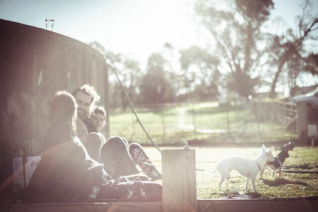IMAGO Creative: Jahreszeit Frühling, Picknick IMAGO Creative: Landleben - Alfresco, Draußen IMAGO Creative: Landleben, Digitalisierung auf dem Land Friends with dogs sit and laugh outside in sunlight on farm Australia CR_PIDODS190930-145122-01