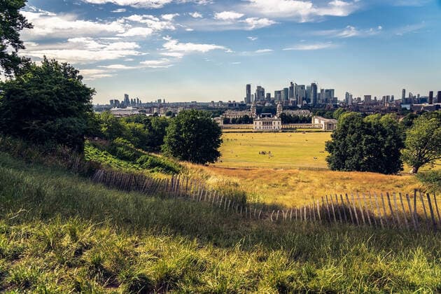 London panorama seen from Greenwich park viewpoint. United Kingdom, England, London CR_QLKC191008-211078-01