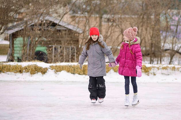 IMAGO Creative, Jahreszeit Winter, Eislaufen Two Girls Ice Skating Rockford, MN USA CR_RDOL191028-45189-01