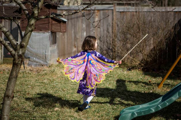 IMAGO Creative: Jahreszeit Frühling, Frühlingsanfang am 20. März IMAGO Creative: Jahreszeit Frühling, Frühlingsanfang am 20. März A happy child runs through a garden in Spring wearing butterfly wings United States, Ohio, Columbus CR_RETI190924-153238-01