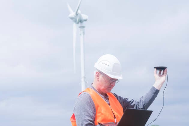 IMAGO Creative: Corporate: Klimaschutz, Digitalisierung und Urbanisierung older energy engineer in front of a windmill Germany, Lower Saxony, Hanover CR_SIGO191008A-219866-01