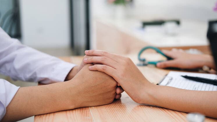 IMAGO Creative: Gesellschaft, Integration Doctor comforting patient at consulting room. Thailand, Chiang Mai CR_SIME191028-226192-01