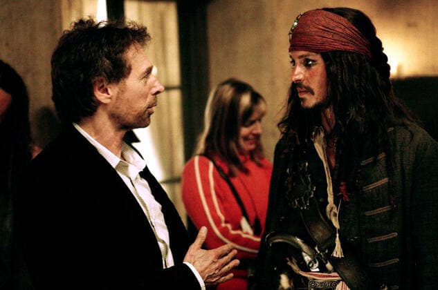 Jerry Bruckheimer & Johnny Depp Characters: & Jack Sparrow Film: Pirates Of The Caribbean: Dead Man S Chest; Pirates Of The Caribbean 2 (USA 2006) Director: Gore Verbinski 24 June 2006 Produzent Jerry Bruckheimer (links) und Johnny Depp am Set  Copyright: MaryxEvansxAFxArchivexWaltxDisneyxPictures 12647169 editorial use only